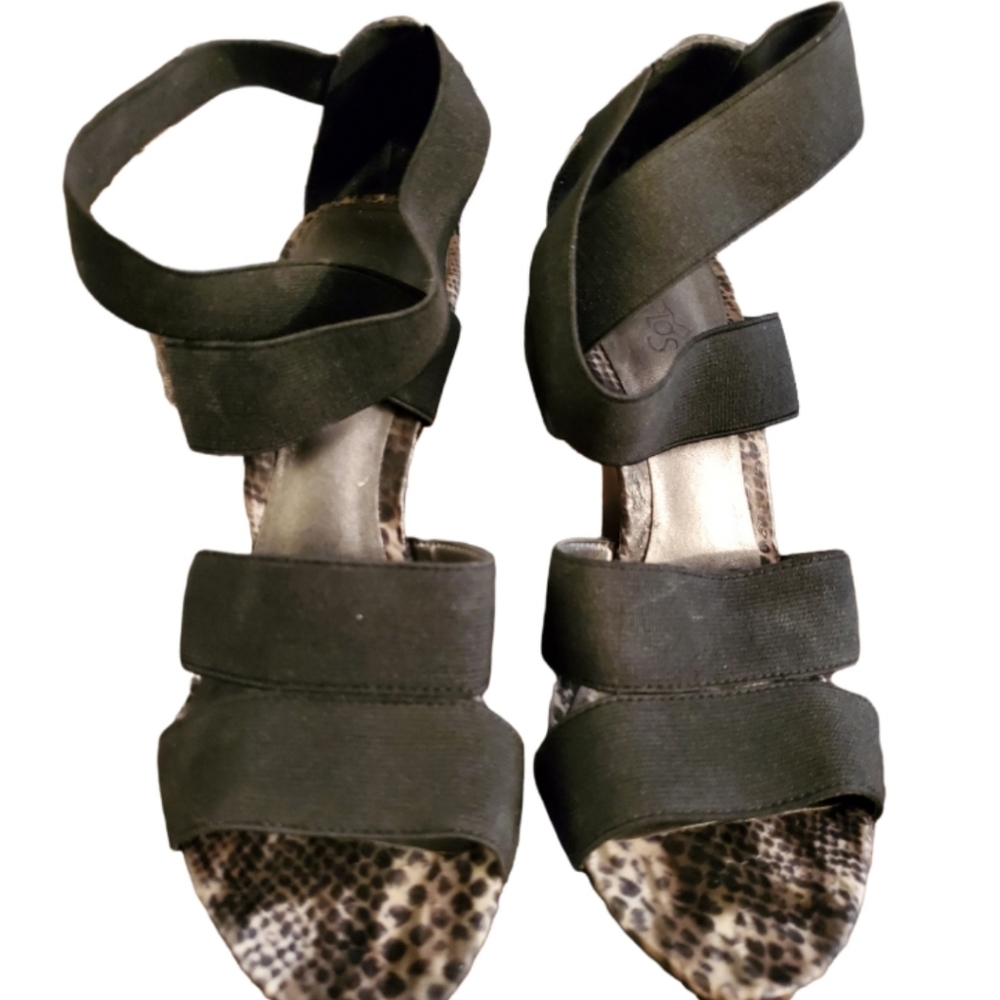 5/25 Carlson Black cloth strap & animal print sandals chunky 4 1/2" heel 8M
